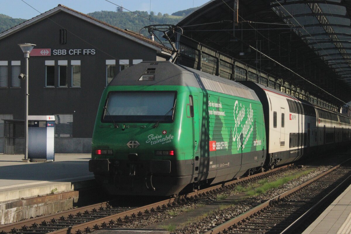 Am 19 Mai 2025 steht Werbelok 460 010 mit IC nach Basel SBB in Olten.