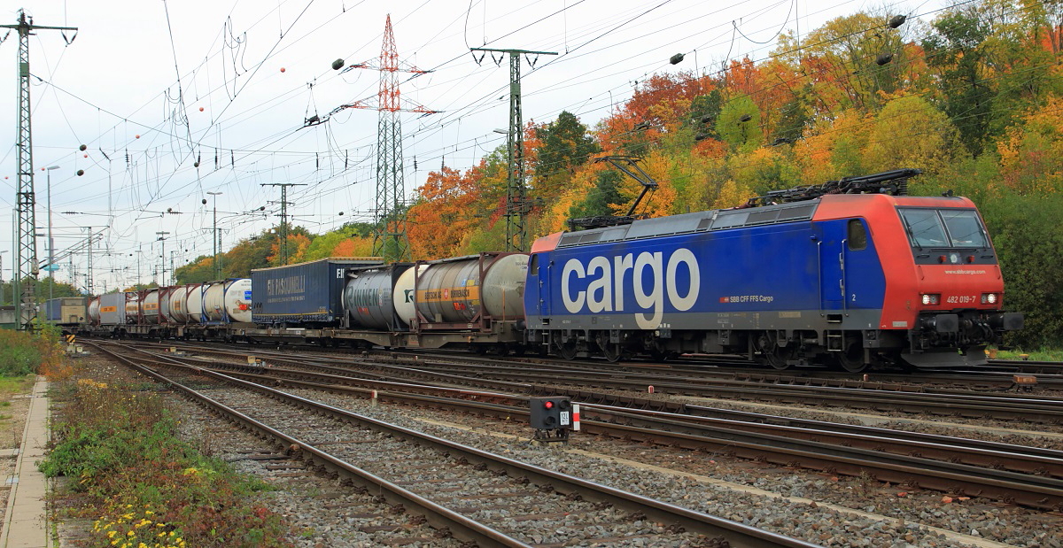 Am 24.10.2015 durchfuhren vier schweizer Lokomotiven innerhalb von 70 Minuten den G�terbahnhof K�ln-Gremberg, die zweite war SBB Cargo 482 019-7 um 14:49 Uhr