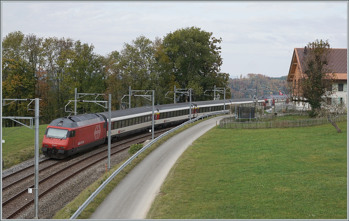 Am Schluss des langen IC 1 715 läuft noch die SBB Re 460 067-2 mit, die eigentlich nur für die Rampen des Durchgangsbahnhofs von Zürich benötigt wird. 

Das Bild entstand kurz nach Oron.

22. Okt. 2020