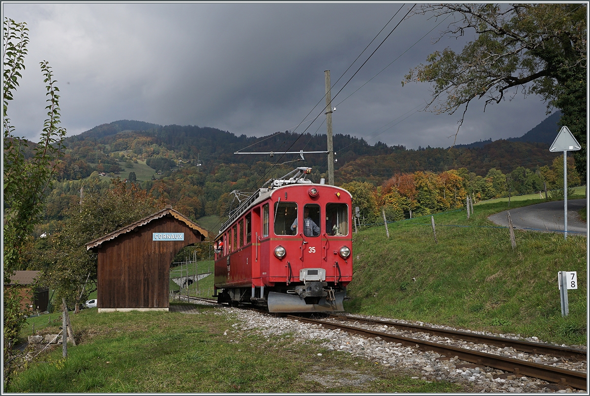 An der Riviera Vaudoise schien im Gegensatz zum Lavaux immerhin zeitweise die Sonne, so dass ich mich entschied, statt die  Trains des Vignes  Strecke mit Umleitungsverkehr, lieber die Blonay Chamby Bahn zu besuchen, immerhin ist es bereits das zweiletzte Wochenende dieser Saison. Der Blonay-Chamby Bernina Bahn ABe 4/4 I N° 35 fährt auf seiner Fahrt von Blonay nach Chaulin beim Halt in Cornaux.

18. Okt. 2020