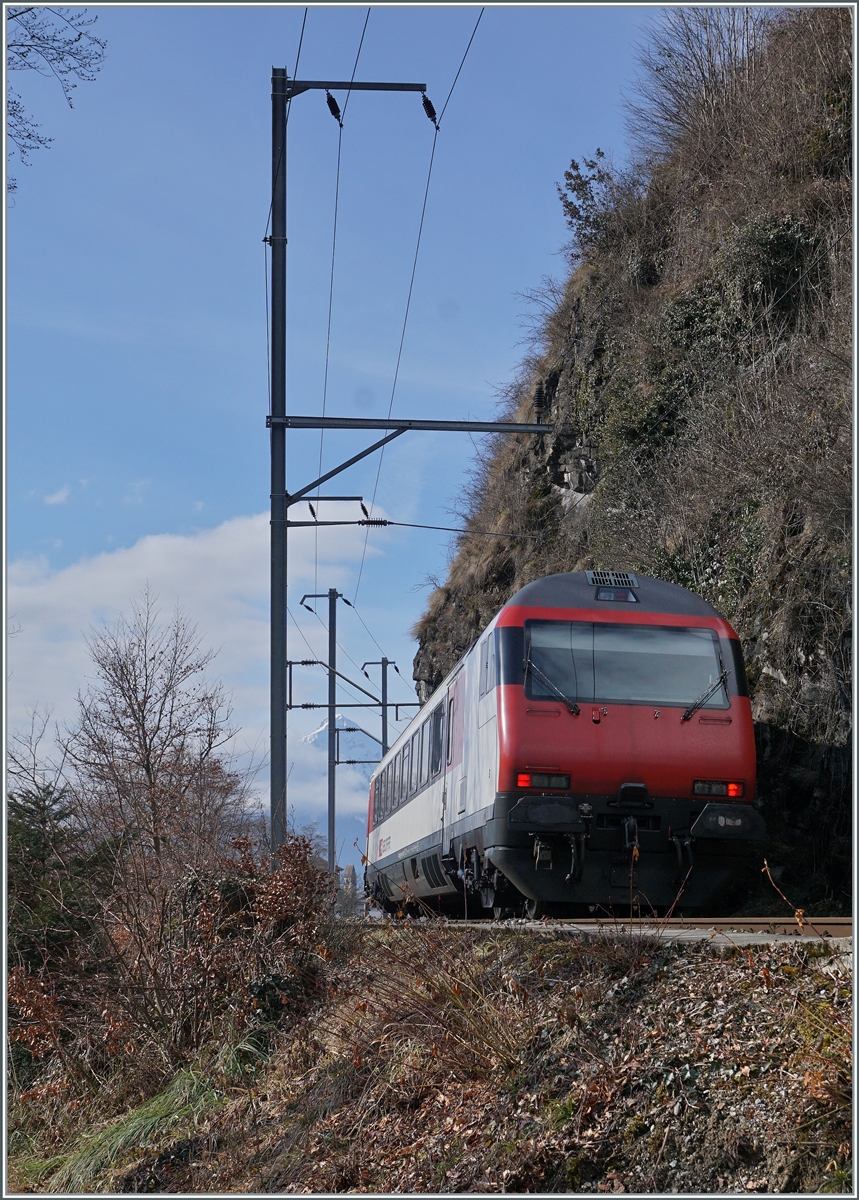 Auch wenn es nicht danach aussieht, das Bild des ausfahrenden IC Steuerwagen entstand  mitten  in Interlaken, kurz nach dem Bahnhof Interlaken Ost.

17. Februar 2021 