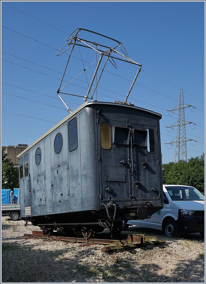 Auf der Fahrt zur Waldenburgerbahn mit Peter besucht: Die ehemalige WAB He 2/2 N° 55 mit Baujahr 1910, später SPB, steht in Münchenstein beim ehemaligen Alioth Werk sozusagen an ihrem  Geburtsort  ausgestellt.

22. Juni 2017

