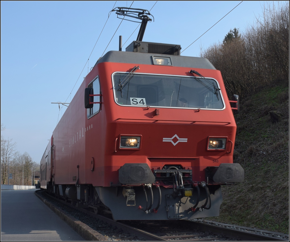 Ausser am Bahnsteig kommt man bei Vollbahnen selten so nahe in Kontakt, wie bei der Bahn im Sihltal. Nur ein Bordstein trennt den Strassenverkehr vom Lichtraum der Bahn, auf Spiegelhöhe dürfte nicht mal ein Blatt Papier dazwischenpassen. Da reizt auch der Bahnfotograf nicht seinen ganzen legalen Spielraum aus, um den Puls des Lokführers nicht unnötig zu erhöhen. Hier mit 456 104 der SZU in der Sihlau. März 2022.