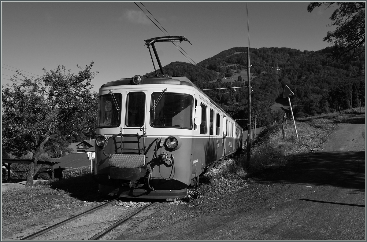 BERNE EN FETE bei der B-C: Und da darf der formsch�ne MOB ABDe 8/8  Berne  nat�rlich nicht fehlen. Hier in beim Halt in Cornaux. 13. Sept. 2014