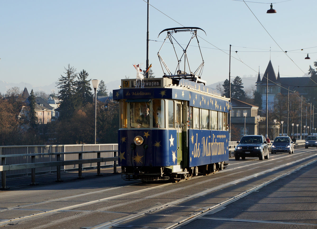 BERNMOBIL: Mit der Weihnachtsstrassenbahn  Märlitram  in Bern unterwegs am 14. Dezember 2016.
Foto: Walter Ruetsch