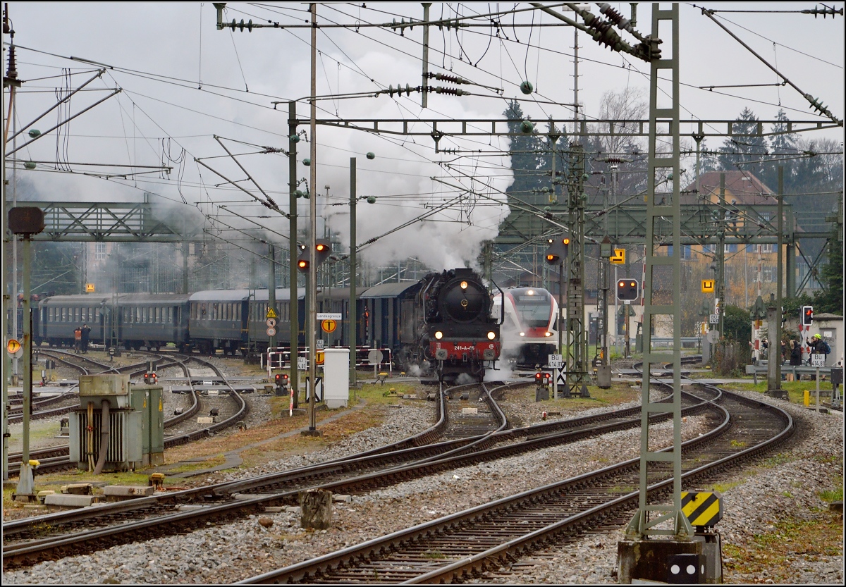 Besuch der Grande Dame 241-A-65 in Konstanz.

Hier beim Grenz�bertritt nach Deutschland. Dezember 2015.