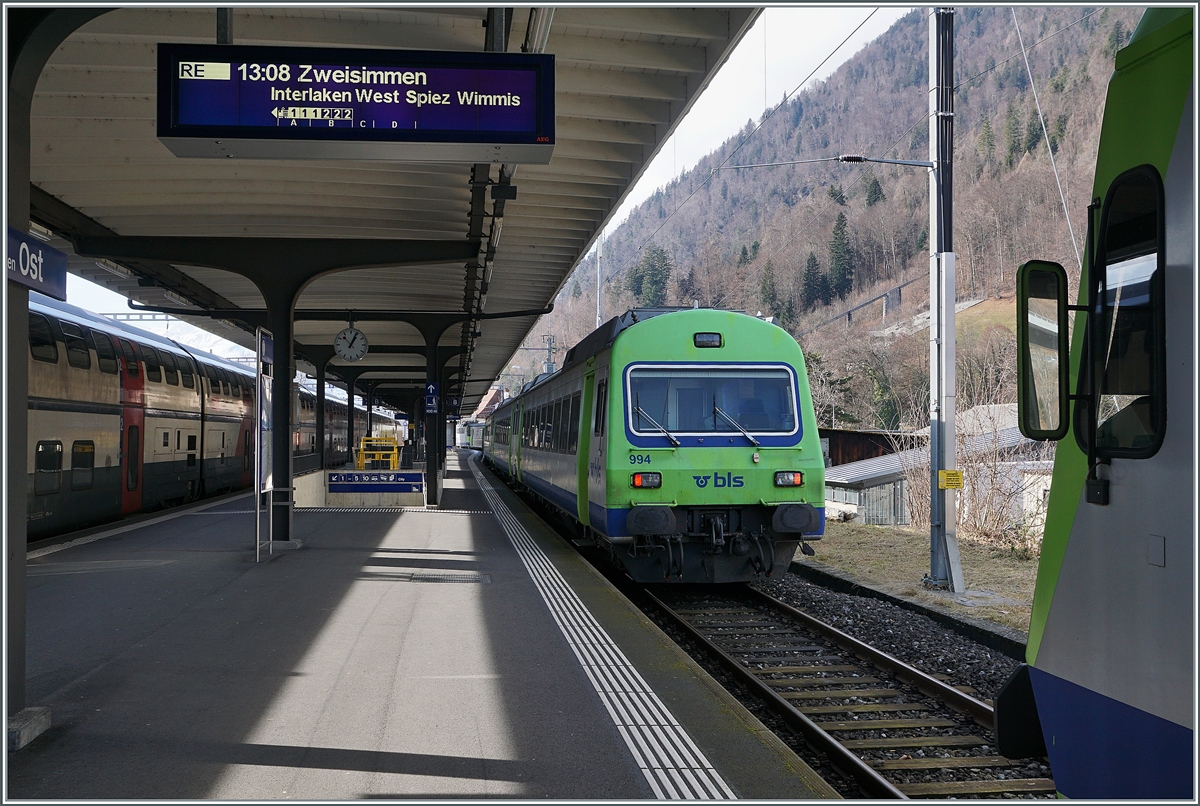 Bevor ich meinen Zug nach Zweisimmen einsteige noch ein Blick bzw. Bild von Hinten, auf den EW III Steuerwagen( EW III Bt 50 85 80-35 994-3 CH-BLS). 

17. Februar 2021