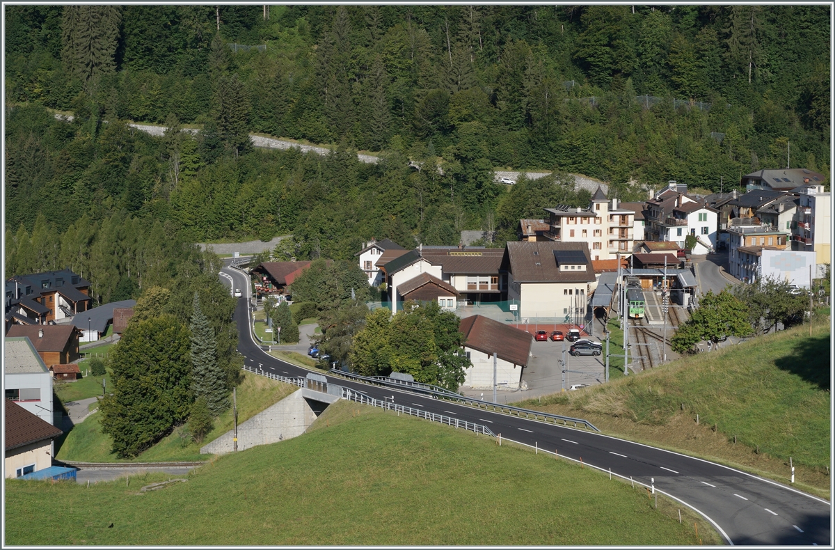 Blick auf den Bahnhof von Le Sépey, wo garade ein ASD BDe 4/4 mit Bt abgestellt ist.

1. Sept. 2021

  