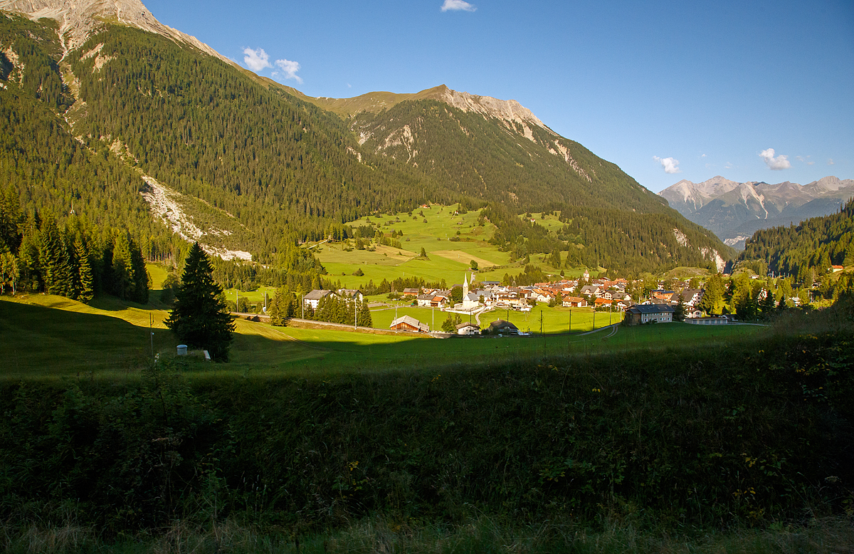 Blick aus einem RhB-Zug am 06.09.2021 auf Bergün/Bravuogn ein Dorf in schweizerischen Kanton Graubünden. Bergün liegt im Albulatal an der Albulapassstraße und an der Albulalinie der Rhätischen Bahn.