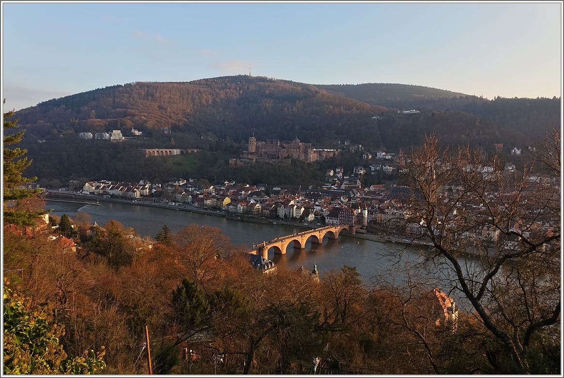 Blick vom Philosophenweg auf das von der untergehenden Sonne beschienen Heidelberg.
(03.12.2015)