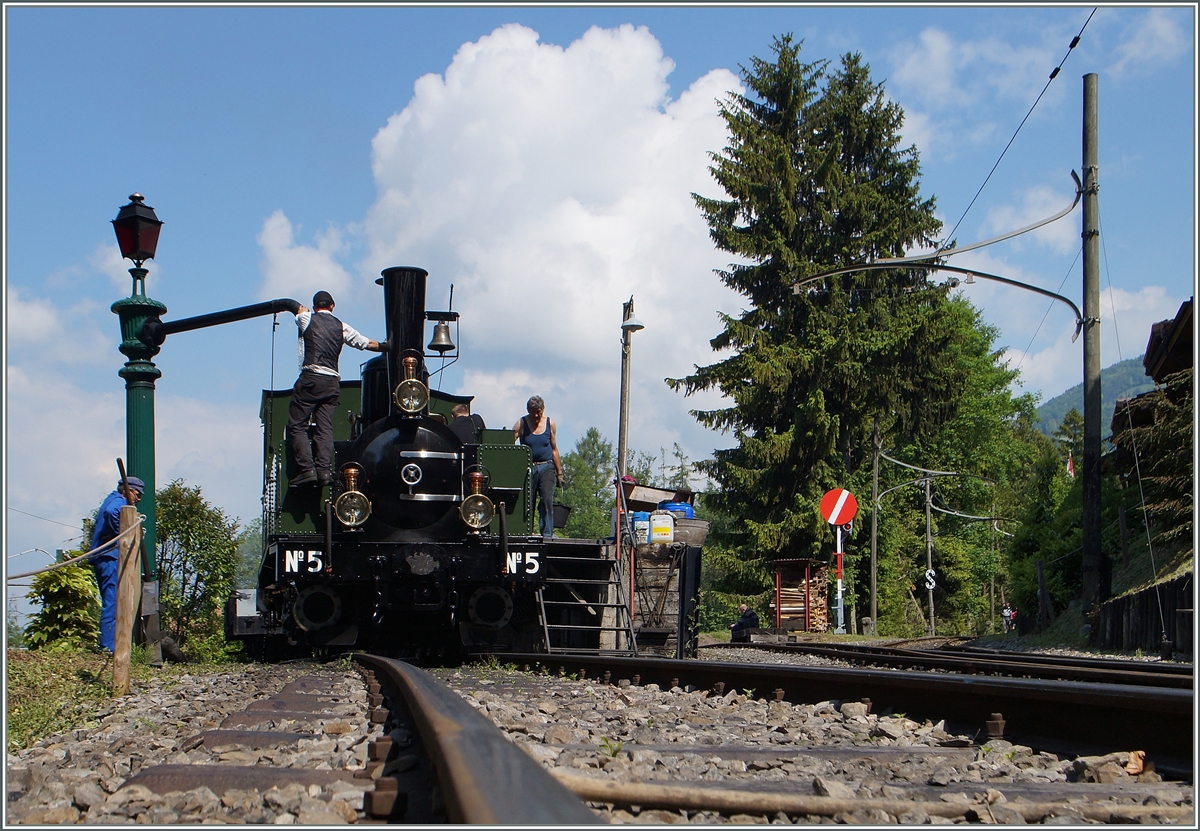 BLONAY-CHAMBY PINGSTFESTIVAL 2015: Die G 3/3 N° 5 bekommt in Chaulin Kohle, Wasser und beste Pflege.
25. Mai 2015