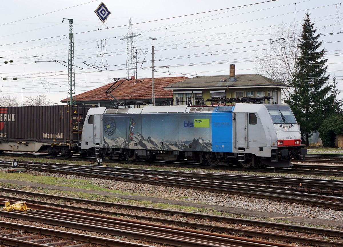 BLS: Die RAILPOOL 186 101 im Dienste von BLS CARGO in Weil am Rhein am 27. November 2015.
Foto: Walter Ruetsch