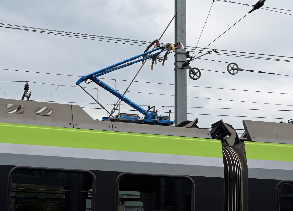 BLS: Die Re 465 002-4 trifft soeben mit einem LOETSCHBERGER am Hacken am 30. September 2014 in Solothurn HB ein. Auf der Teststrecke Solothurn HB-Grenchen Süd wurden die blauen Stromabnehmer bei einer Höchstgeschwindigkeit von 175 km/h getestet, damit die LOETSCHBERGER in Zukunft auch auf weiteren Strecken zugelassen werden könnten.
Foto: Walter Ruetsch
