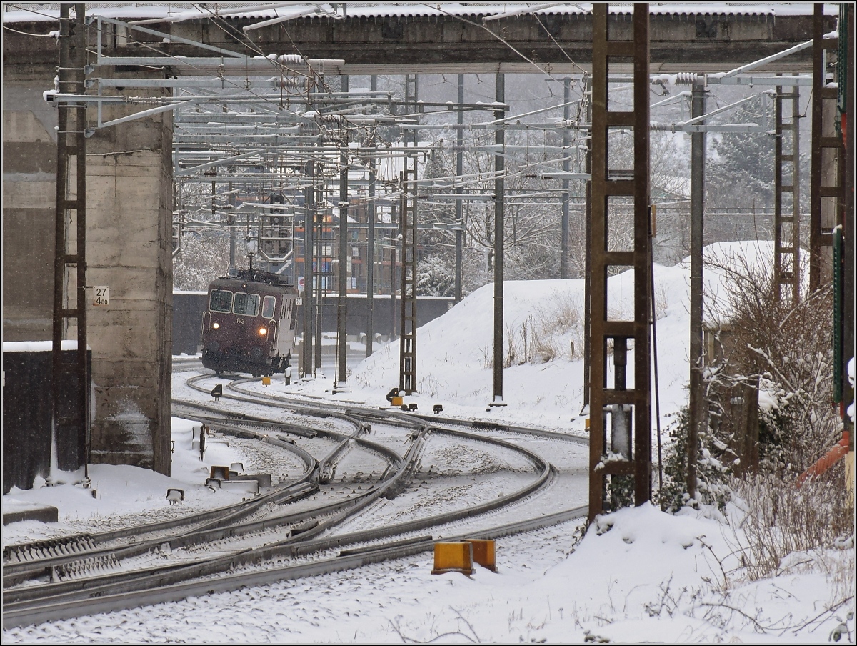 BLS Re 4/4 193 bei Durchfahrt in Tecknau. Januar 2017.