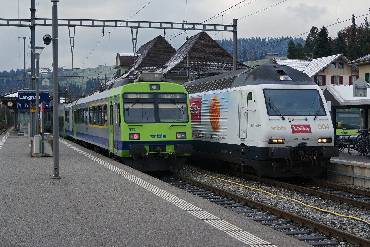 BLS: Re 465 004-0  KAMBLY  neben RBDe 565-Pendel mit ABt 974 der S 2 LAUPEN in Langnau im Emmental am 9. Dezember 2014.
Bahnsujets der Woche 50/2014 von Walter Ruetsch 