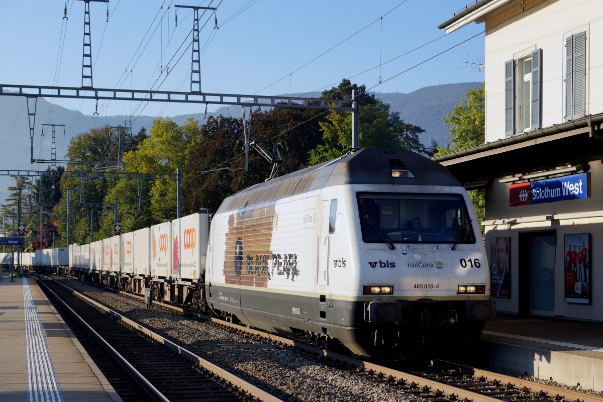 BLS: Re 465 016-4 in Dienste von RAIL CARE am 1. Oktober 2015 beim Bahnhof Solothurn-West.
Foto: Walter Ruetsch
