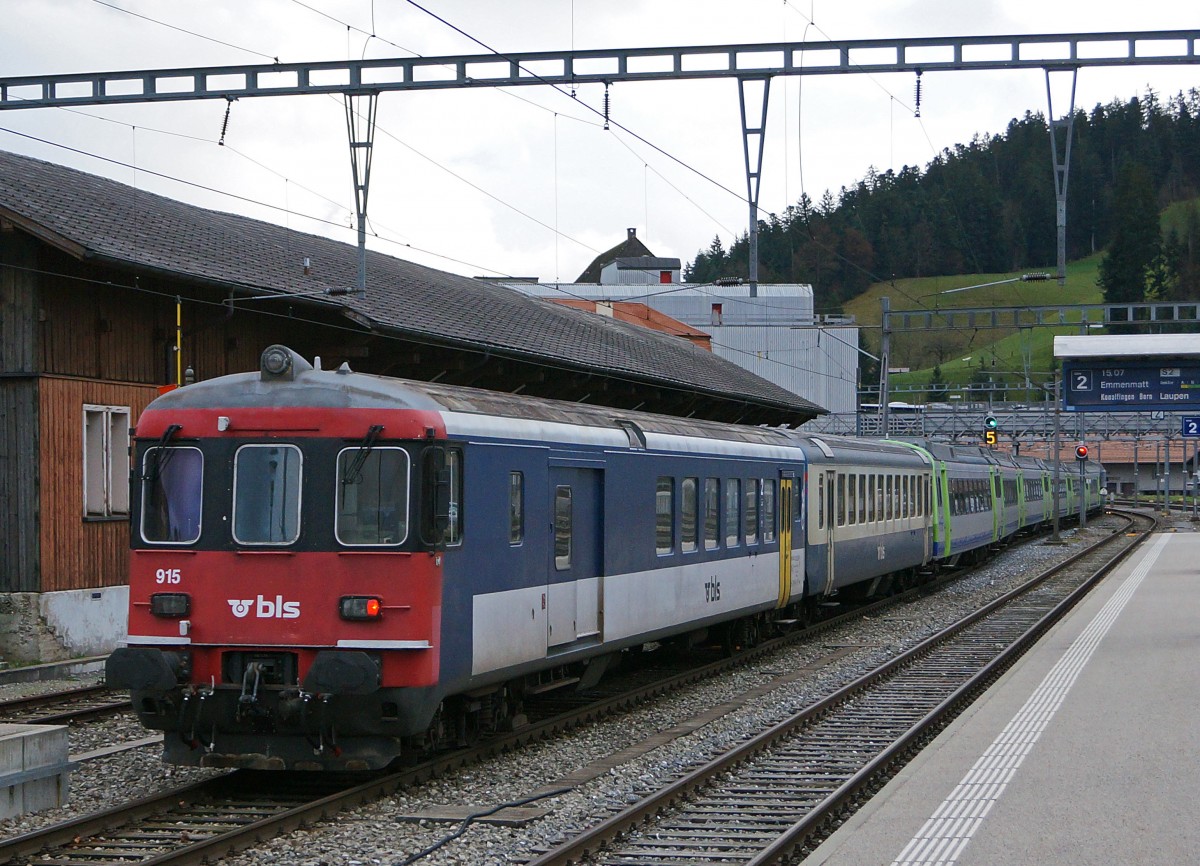 BLS: RE Bern-Luzern mit der Re 465 001-6 bei der Ausfahrt Langnau im Emmental am 11. Dezember 2014. Besonders zu beachten ist das zweiteilige Verstärkungsmodul am Zugsschluss mit dem BDt 915 ex SBB.
Bahnsujets der Woche 50/2014 von Walter Ruetsch