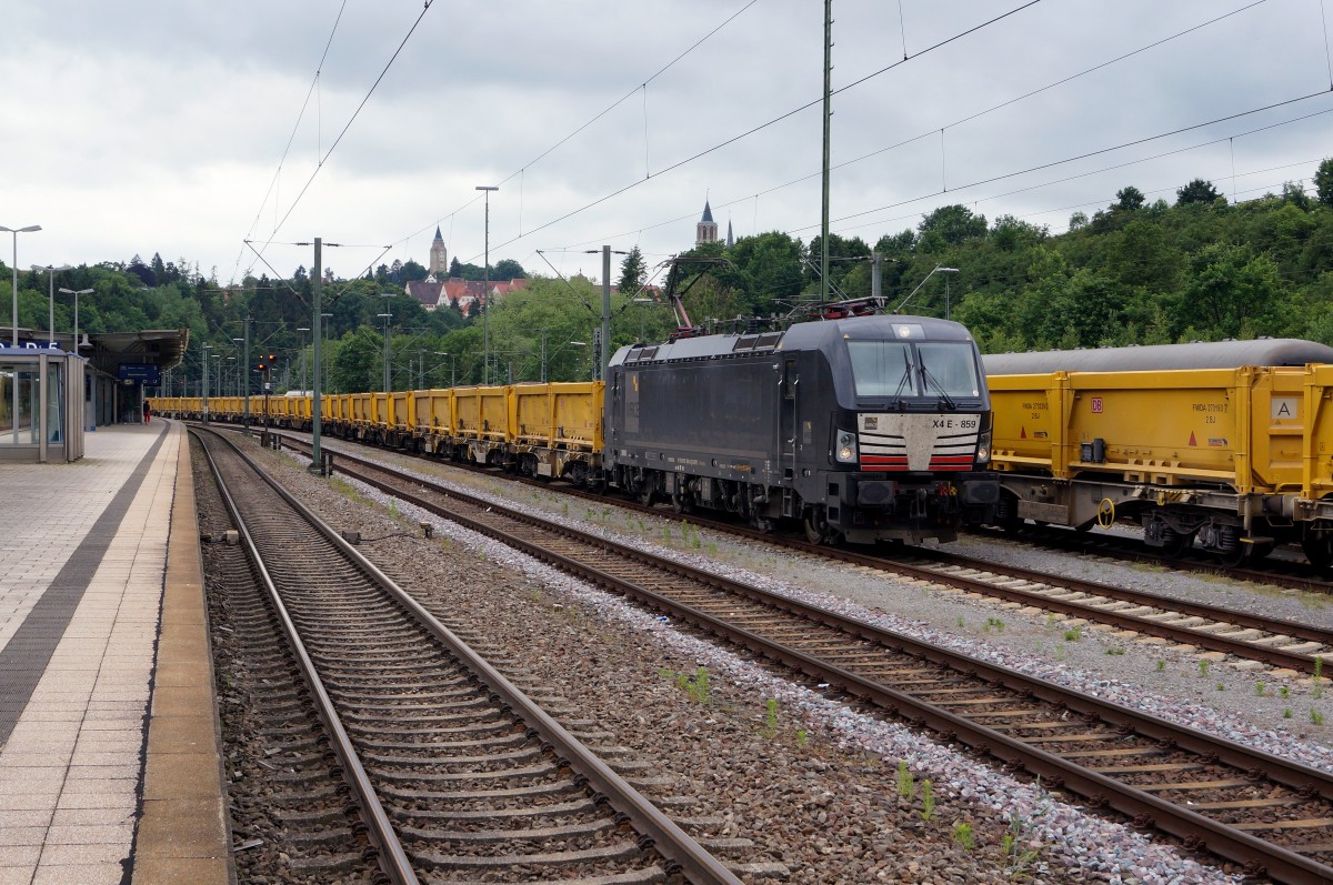 BR 193: Die 193 859 (X4E-859) trifft mit Aushubwagen von Stuttgart 21 am 18. Juni 2015 in Rottweil ein.
Foto: Walter Ruetsch 