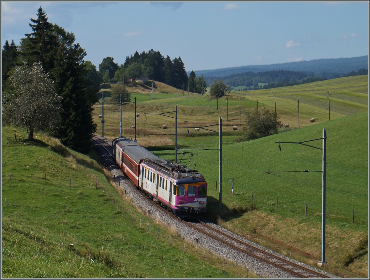 Da der Bahnhof von Le Pont nur über zwei nutzbare Gleise verfügt, welche für die stündliche Kreuzung der Taktzüge benutzt werden, muss der  Schülerzug  Le Brassus - Le Pont jeweils nach Le Lieu zurückfahren. Hier ist der ex MThB ABDe 4/4 bei Les Charbonnières zu sehn. 
5. Sept. 2014