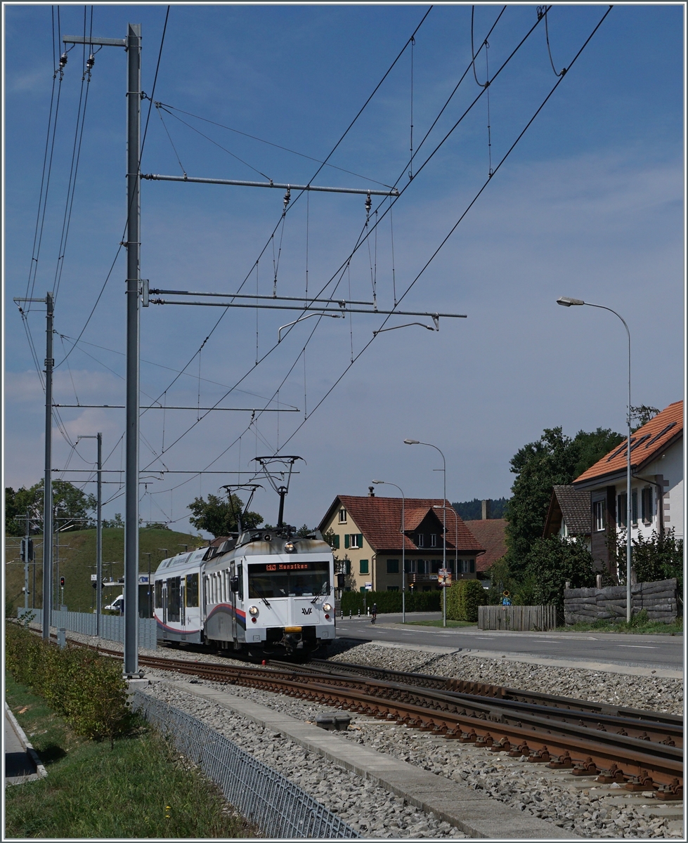 Da der bei der TPC fotografierte Steuerwagen ABt 56 nicht gerade sonderlich gut ins Bild passt, hier nun ein Bild eines ABt im Einsatz bei der AAR: ein Be 4/4 ist bei Zetzwil mit seinem Steuerwagen auf der Fahrt nach Menziken. Ein weiteres Bild zeigt dieser Link: https://igschieneschweiz.startbilder.de/bild/schweiz~personenwagen~schmalspur/676153/sonntagsruhe-in-schoeftland-der-abt-52.html

25. Aug. 2022