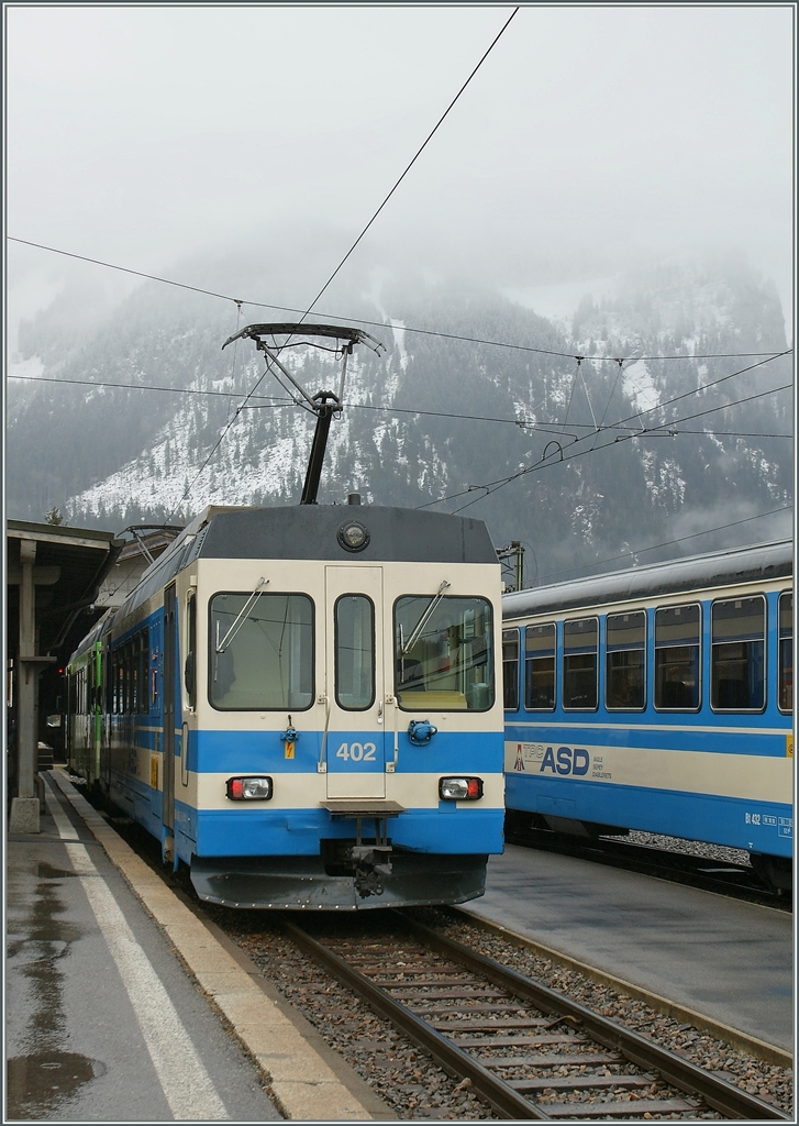 Das Bild suggeriert eine (noch) blaue ASD, in Wirklchkeit sind zu diesem Zeitpunkt die meisten ASD Fahrzeuge schon in der grün/gelben TPC Einheitslackierung unterwegs. 
ASD BDe 4/4 402 in Les Diablerets am 19. März 2011