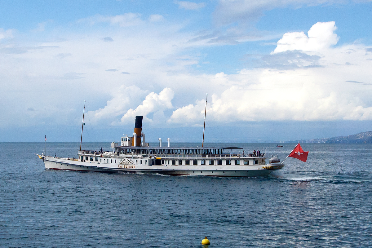 
Das Dampfschiff  La Suisse  hat am 16.09.2017 die Anlegestelle Château-de-Chillon verlassen. 