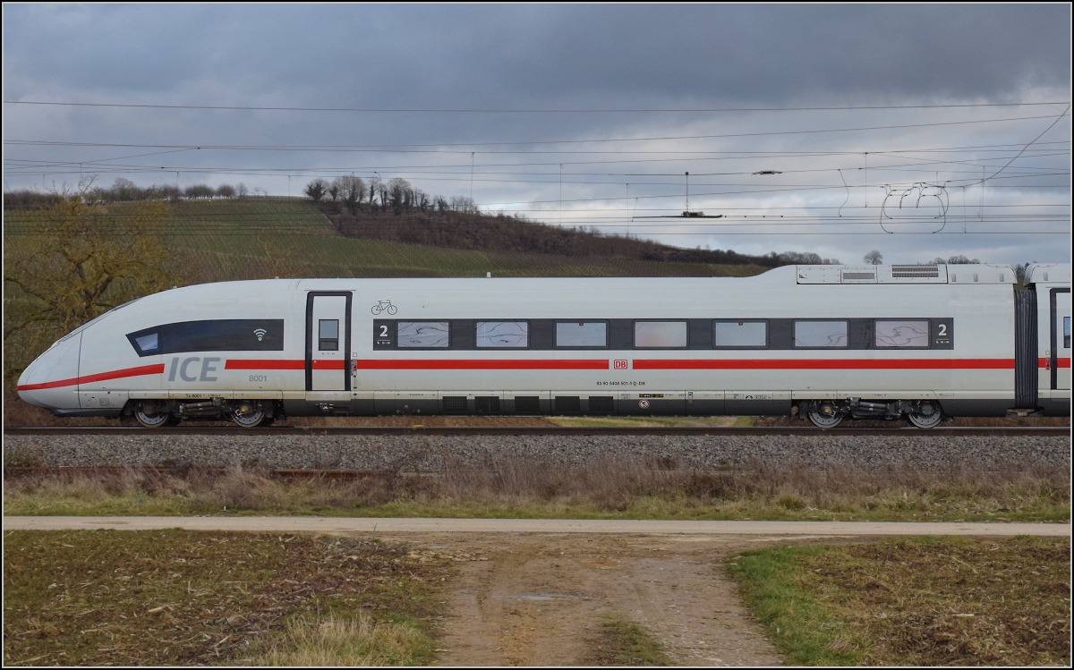 Das erste Exemplar der BR 408 als Überraschungsgast in Schliengen.

Der hintere Endwagen 93 80 5 408 501-5 D-DB von Tfz 8001. Januar 2022.