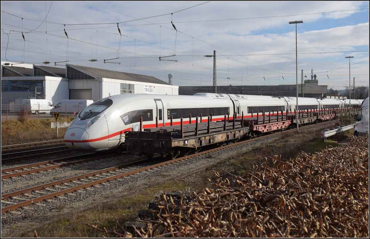 Das erste Exemplar der BR 408 Efringen-Kirchen. Tfz 8001 wurde leider von einem dort ebenso geparkten Güterzug in den Schatten gestellt. Januar 2022.