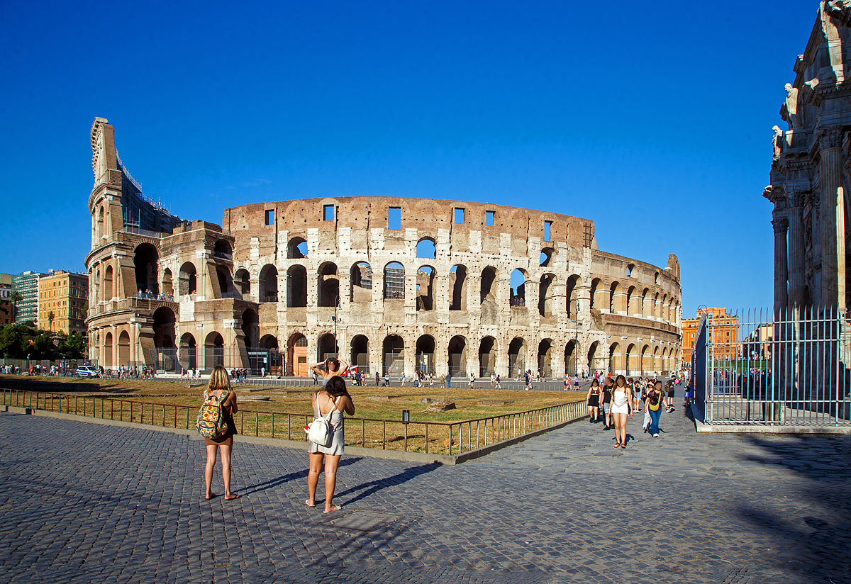 Das Kolosseum (Colosseo) von Roma, eines der Wahrzeichen der  Ewigen Stadt , am 12.07.2022. Rechts der Konstantinsbogen (Arco di Costantino).