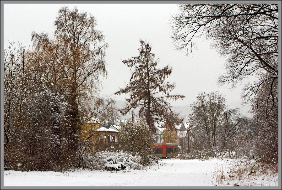Das Sturmtief Xaver hat Schnee gebracht....

Beim Bahnhof Herdorf, das Ausfahrtsignal zeigt  freie Fahrt , so fährt nun der Stadler GTW 2/6 der Hellertalbahn am 06.12.2013 als RB 96 - Hellertal-Bahn (Neunkirchen-Herdorf-Betzdorf) weiter in Richtung Betzdorf/Sieg. 
m Hintergrund das Stellwerk Herdorf Fahrdienstleiter (Hf).