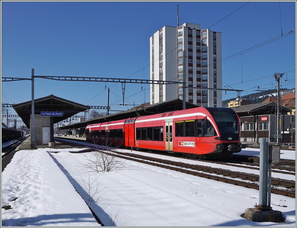 De SBB RABe 526 280 verlässt La Chaux de Fonds als RE Richtung Biel/Bienne.
18. März 2016