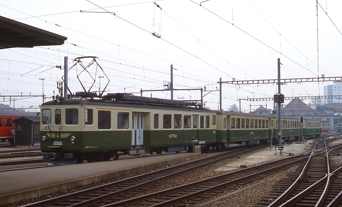 Der 1950 von SWS/MFO gebaute ABDe 4/4 4 der SZB verl��t im Juli 1983 den Bahnhof Solothurn in Richtung Bern