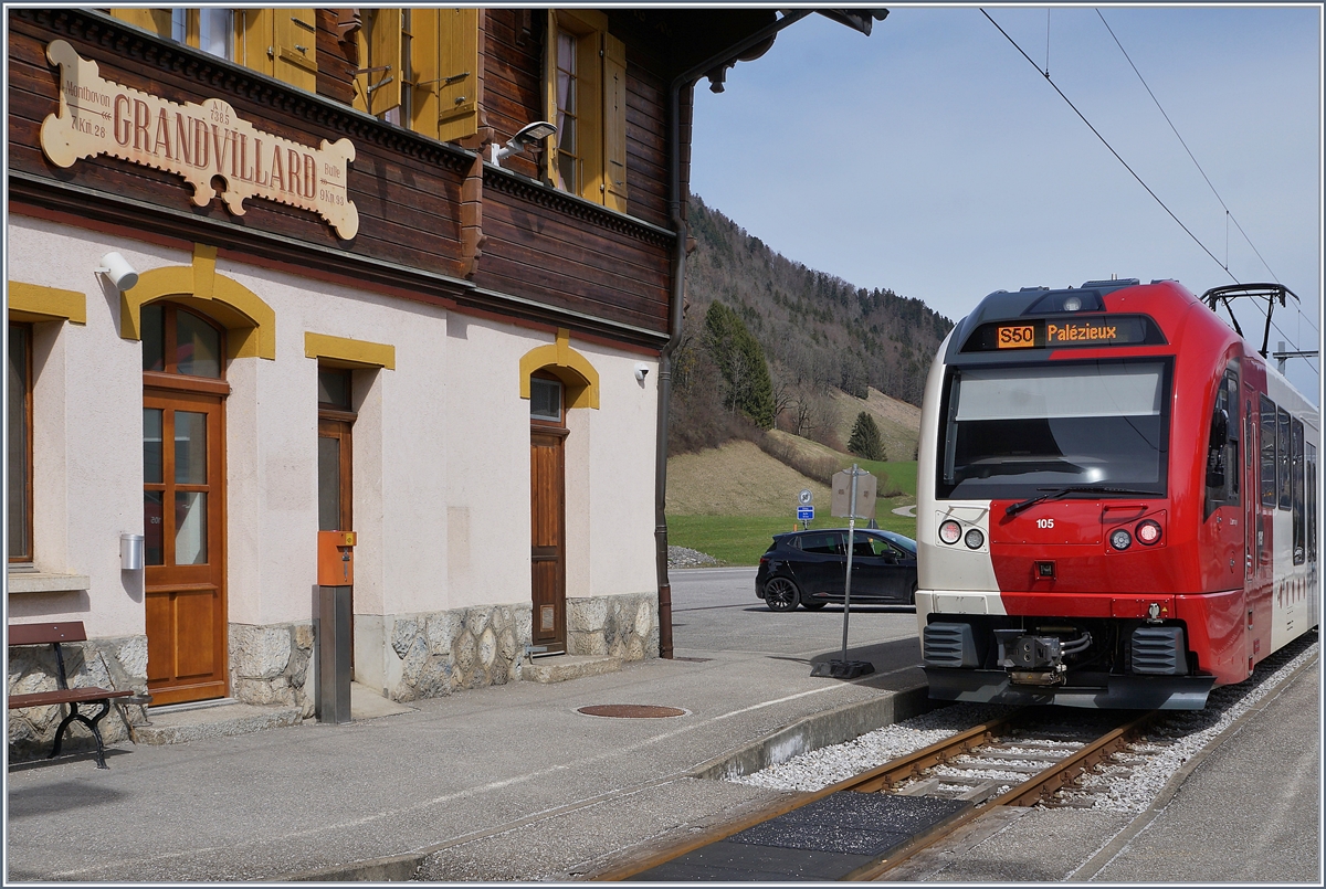 Der 738.5 über Meer gelegene Bahnhof Grandvillars ist 7 km 28 von Montbovon und 9 km 93 vn Bulle entfernt. Dies verkündet das Stationsschild, wie auf allen ex GMF Stationen üblich. 
Doch für zwei Monate ist Fahrt nach Montbovon nur im SEV möglich, wird doch der Bahnhof von Montbovon komplett umgebaut.
2. April 2018