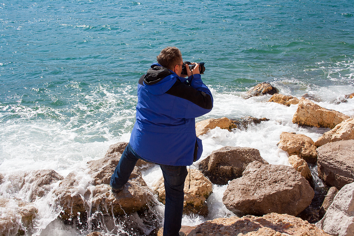 Der „Alte Mann und das Meer“, sorry der Fotograf und das Meer, hier am 26.03.2015 beim  vom alten Hafen von Marseille. (Foto Margareta)