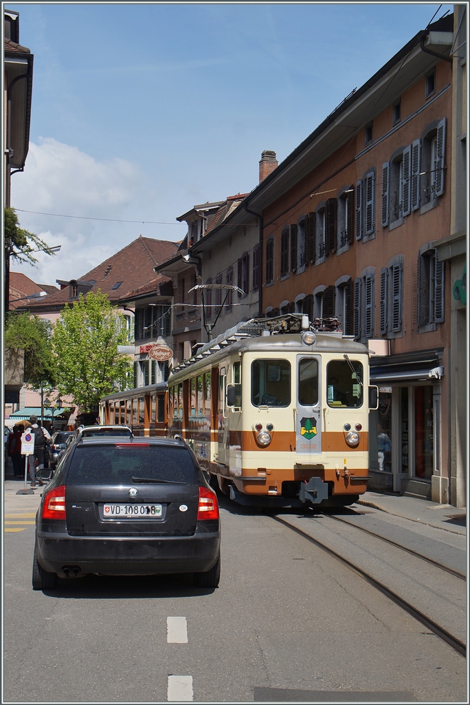 Der A-L Regionalzug 235 auf der Fahrt nach Leysin bei der hindernisreichen Fahrt durch die Altstadt von Aigle.
9. Mai 2015