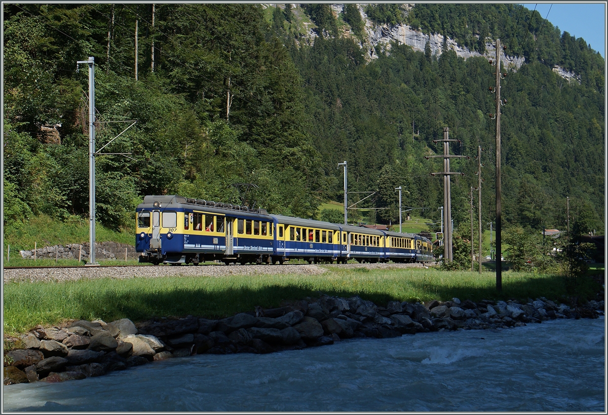 Der ABeh 4/4 307 mit seinem Zug 155 Interlaken Ost - Lauterbrunnen kurz nach Sandweid. 
7. Augsut 2015