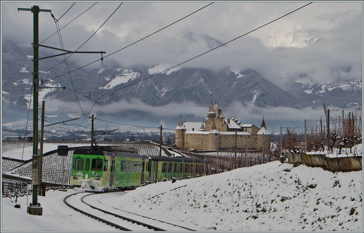 Der ASD BDe 4/4 402 mit seinem Bt ist oberhalb von Aigle unterwegs und fährt beim noch abgedeckten Einfahrvorsignal von Aigle Dépôt vorbei. 

2. Feb. 2015