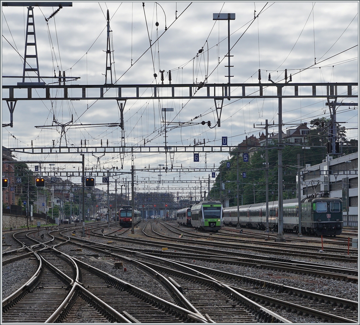 Der Bahnsteig zu kurz, das Objektiv auch und so gibt es nur ein  mässiges  Bild der SBB Re 4/4 II 11161 in Grün vor ihrem IR Neuchâtel - Lausanne, die auf den Abstellgleisen auf den Werktag warten.

Sonntag, den 6. Juni 2021