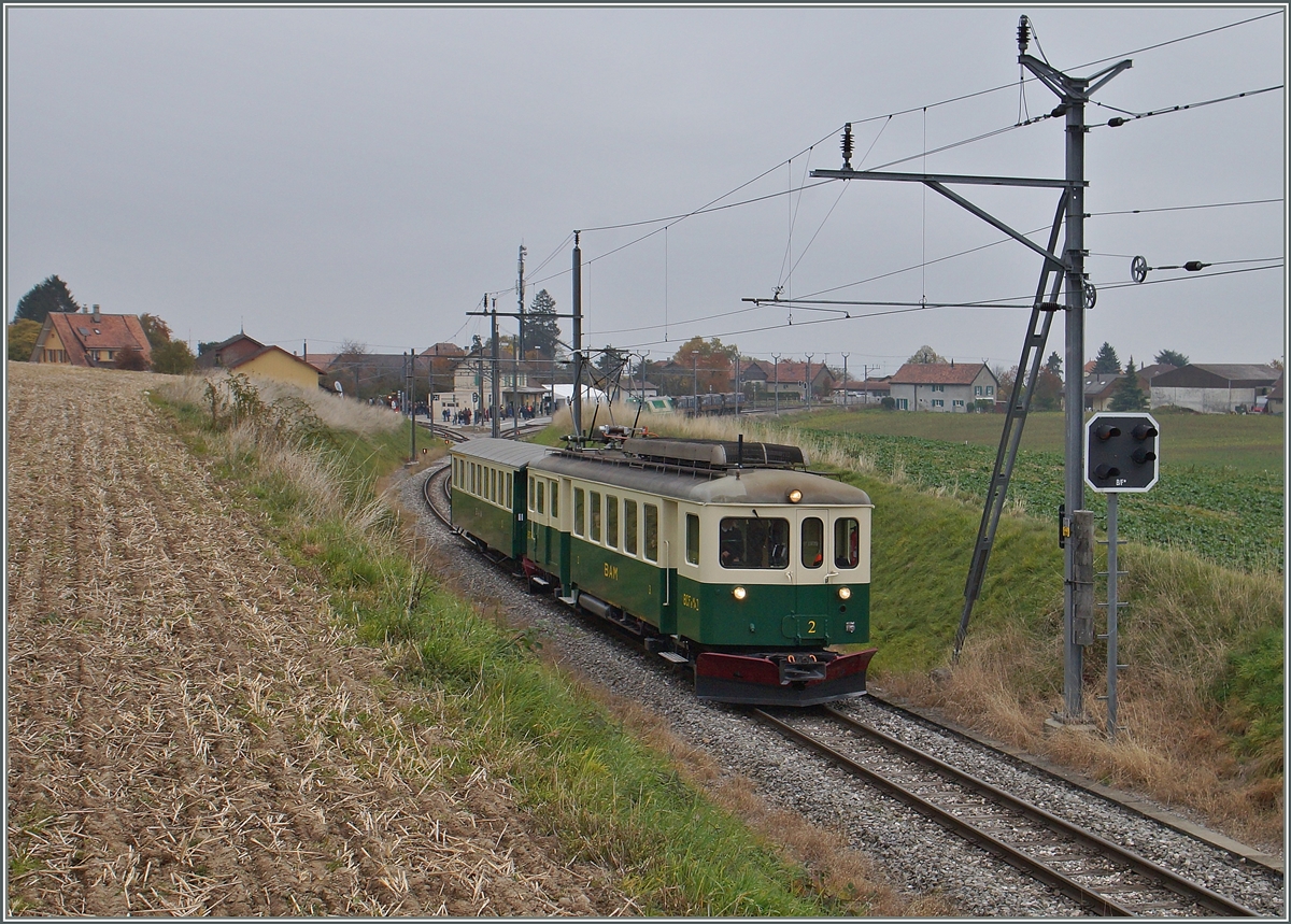 Der BAM BCFe 4/4 N° 2 mit seinem AB auf dem Weg von L'Isle Mont la Ville nach Bière (Zèe 13/1114-Paradezug N° II) kurz nach der Abfahrt in Apples.
24. Okt. 2015
