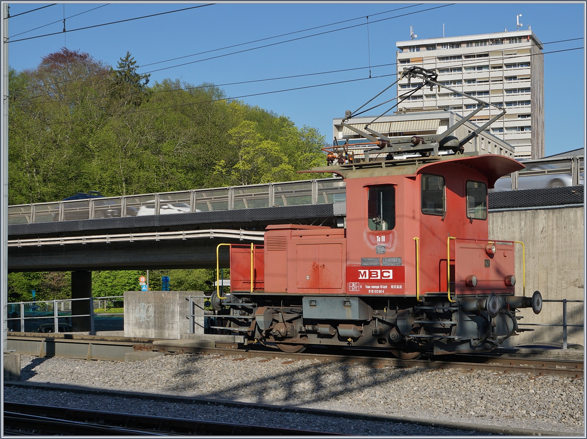 Der BAM MBC Te III N° 147 wird mit hier nicht zu sehenden BAM Re 4/4 II das Umspurmanöver des soeben eingetroffen Kieszuges von Apples übernehmen. 
19. April 2018