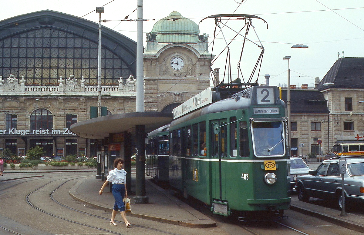 Der Be 4/4 403 geh�rt zur ersten Serie der ab 1948 an die Basler Verkehrsbetriebe gelieferten Vierachser, hier steht er in den 1980er Jahren vor dem Bahnhof Basel SBB