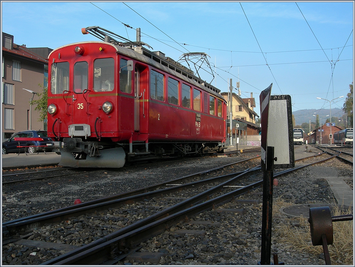 Der Bernina Bahn RhB ABe 4/4 I 35 wartet in Blonay auf Fahrägste nach Chaulin. 
21. Okt. 2018