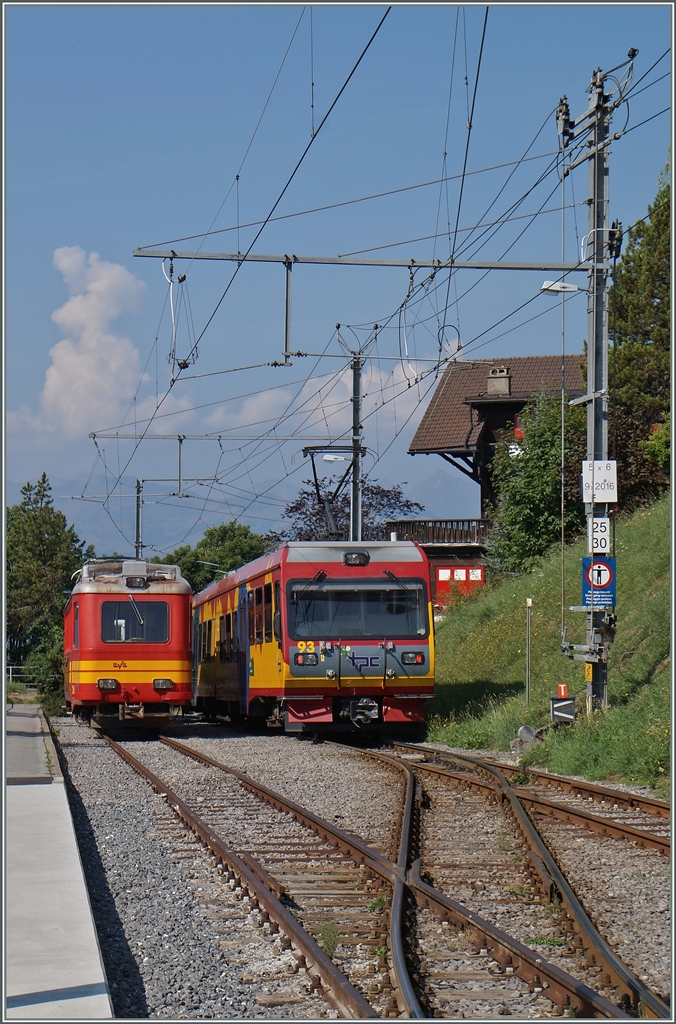 Der BVB Beh 4/8 93 verlässt als Regionalzug 23 von Villars-sur-Ollon nach Bex den Bahnhof Gryon. Auf einem Abstellgleis steht der Xeh 2/4 26
12. August 2015