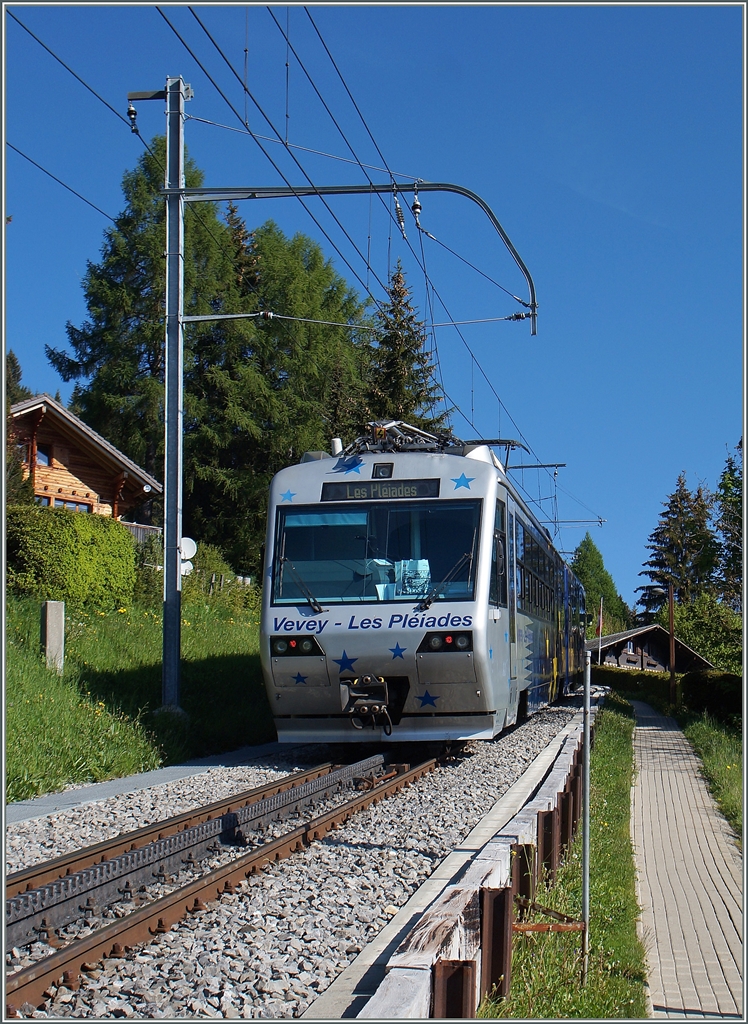 Der CEV BEh 2/4 71  Train des Etoiles  fährt bei Lally dem Gipfel entgegen.
18. Mai 2015
