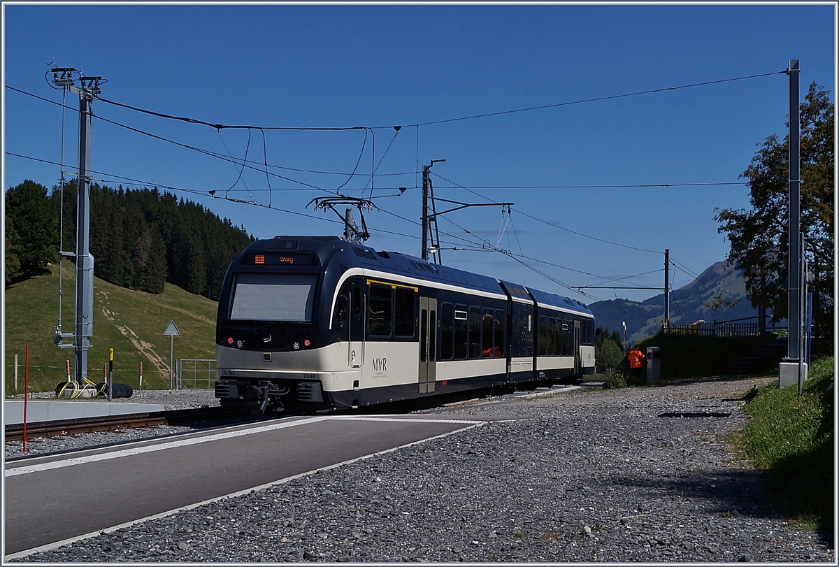 Der CEV MVR GTW ABeh 2/6 7504  VEVEY  verl�sst Les Pleiadaes Richtung Vevey. Im Hintergrund sieht man das  Stellwerk  f�r die einzige Weiche des Bahnhofs, welche bis vor kurzem eine Handweiche war.
27. August 2018