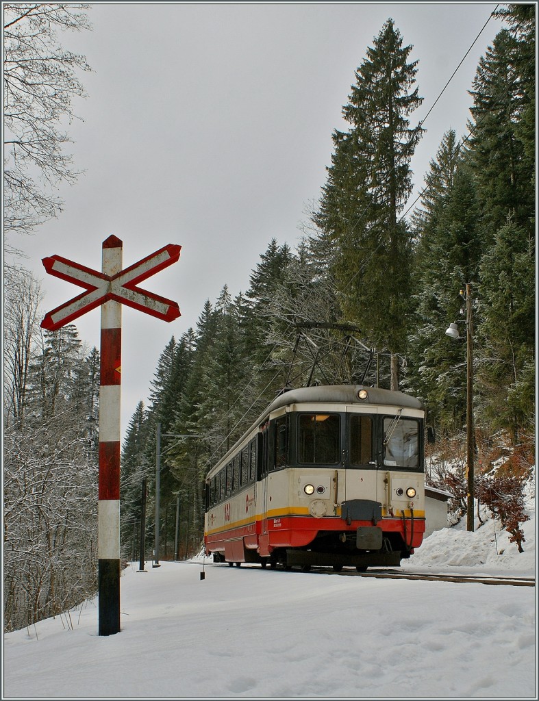 Der cmn BDe 4/4 N°5 auf der Fahrt von Les Brenets nach Le Locle beim Halt in Les Frêtes. 
18. Jan. 2010