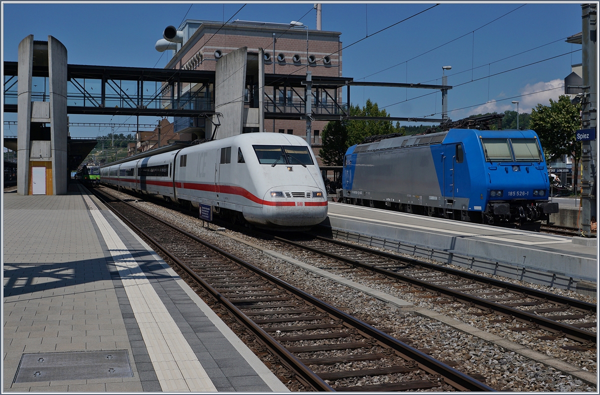 Der DB ICE 275 Frankfurt - Interlaken Ost mit dem führenden Triebkopf 93 80 5 401 073-2 D-DB beim Halt in Spiez. Recht im Bild die angemietete 185 526-1.

30. Juni 2018 