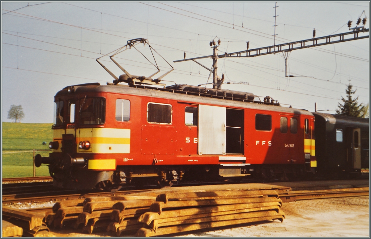 Der De 4/4 1668 ist mit seinen kurzen Regionalzug von Beinwil am See in Beromünster eingetroffen.
Sommer 1987
