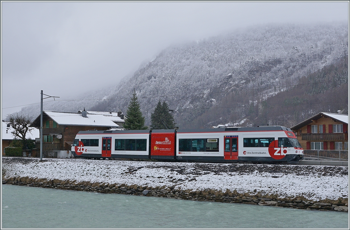 Der ehemalige CEV MVR GTW Be 2/6 7004  Montreux  ist nun bei der Zentralbahn und somit quasi bei der SBB als Be 125 013 (90 85 847 0013-6) im Einsatz und verlässt von Innertkirchen kommend die Station Aareschucht West. 

15. März 2021