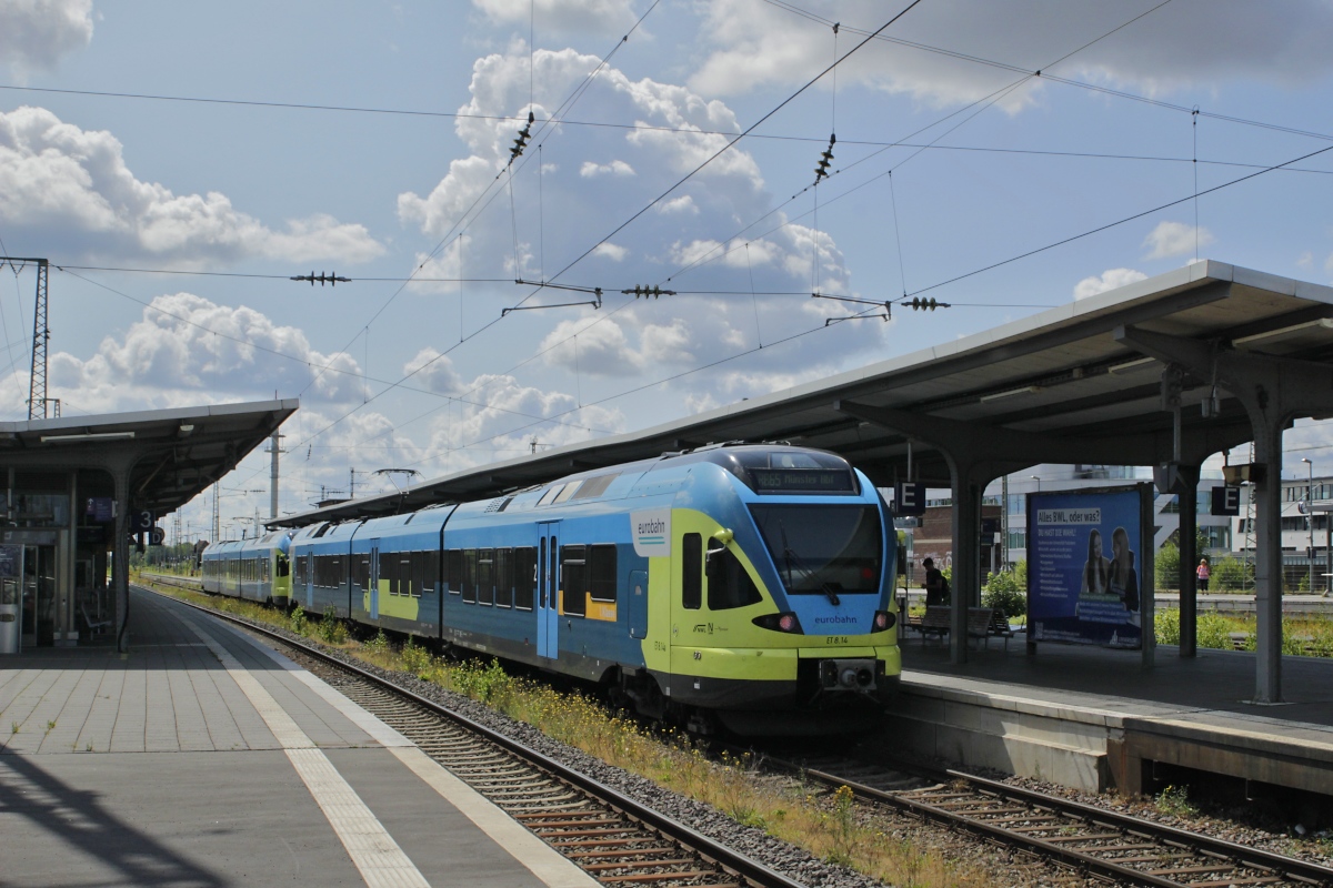 Der Eurobahn-Flirt ET 8.14 wartet am 20.07.2023 in Rheine mit einer RB nach M�nster auf die Abfahrt